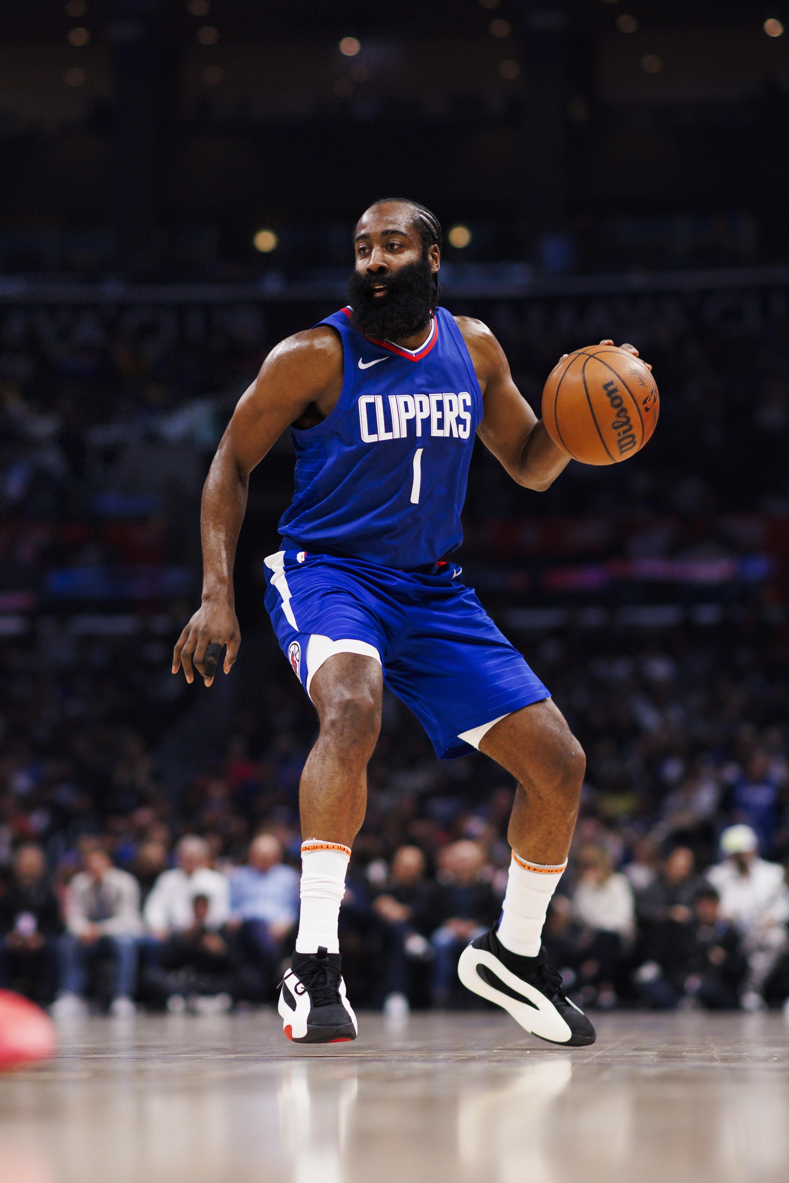 哈登连续二十场比赛得分超过出色发挥，雄鹿不断突破！上演精彩一战的简单介绍