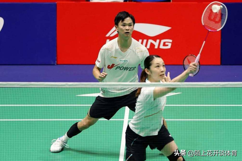 九游体育-川蜀鲸鲨队鏖战闽南黑豹队，击剑热身赛火力全开，转换速度占优。中场绞杀压制对手(击剑重剑进攻步伐)