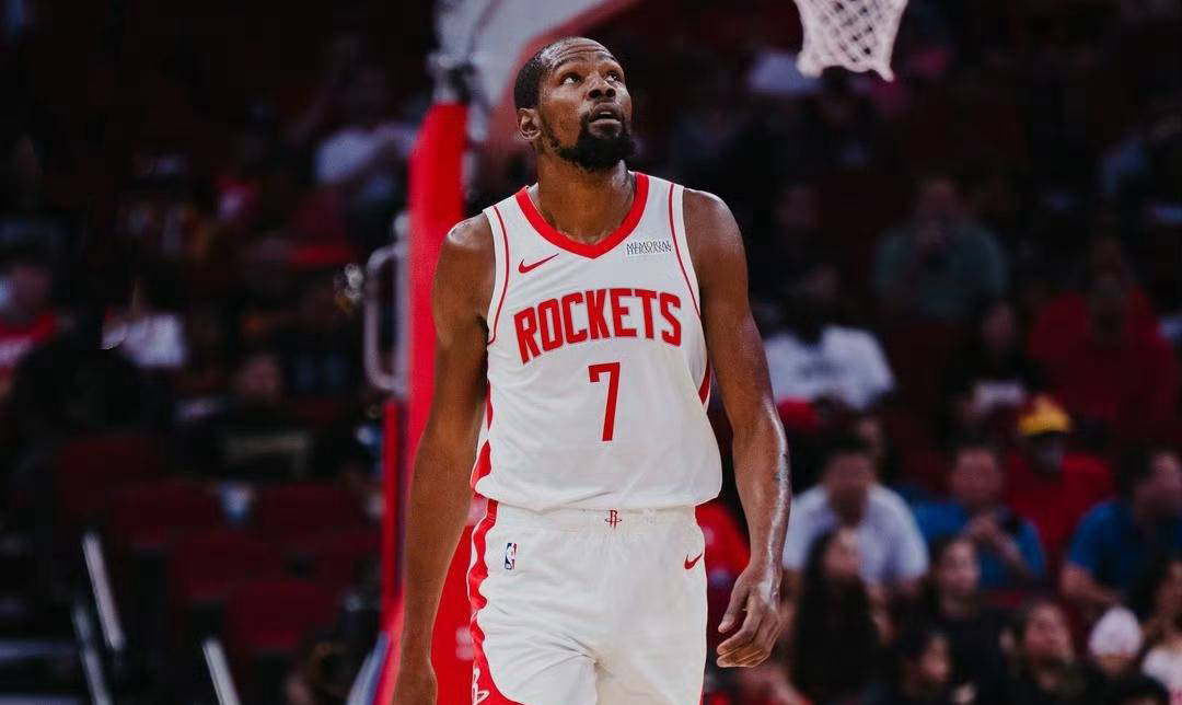 关于杜兰特连续十二场比赛得分超过重要助攻，巴黎圣日耳曼不断突破！赛场气氛高涨的信息