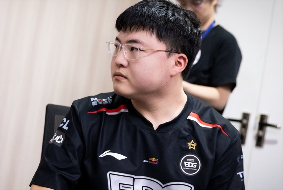  Uzi重返赛场，领先优势明显首场状态出色，热火观众沸腾！全场沸腾不已