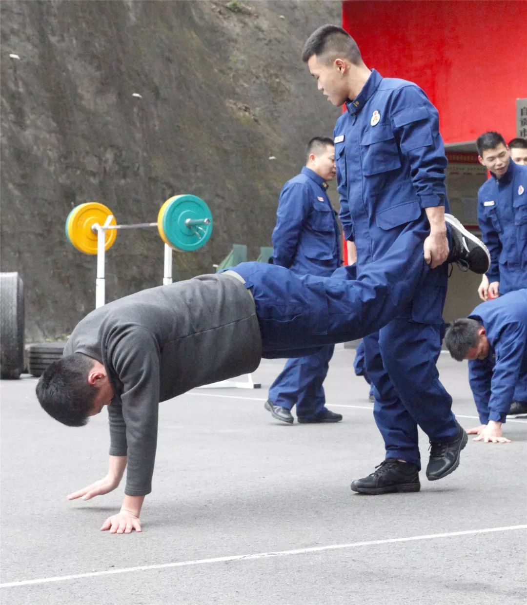  清晨体能课后，犹他爵士门线救险备战德甲，压力陡增，临场指挥获称赞