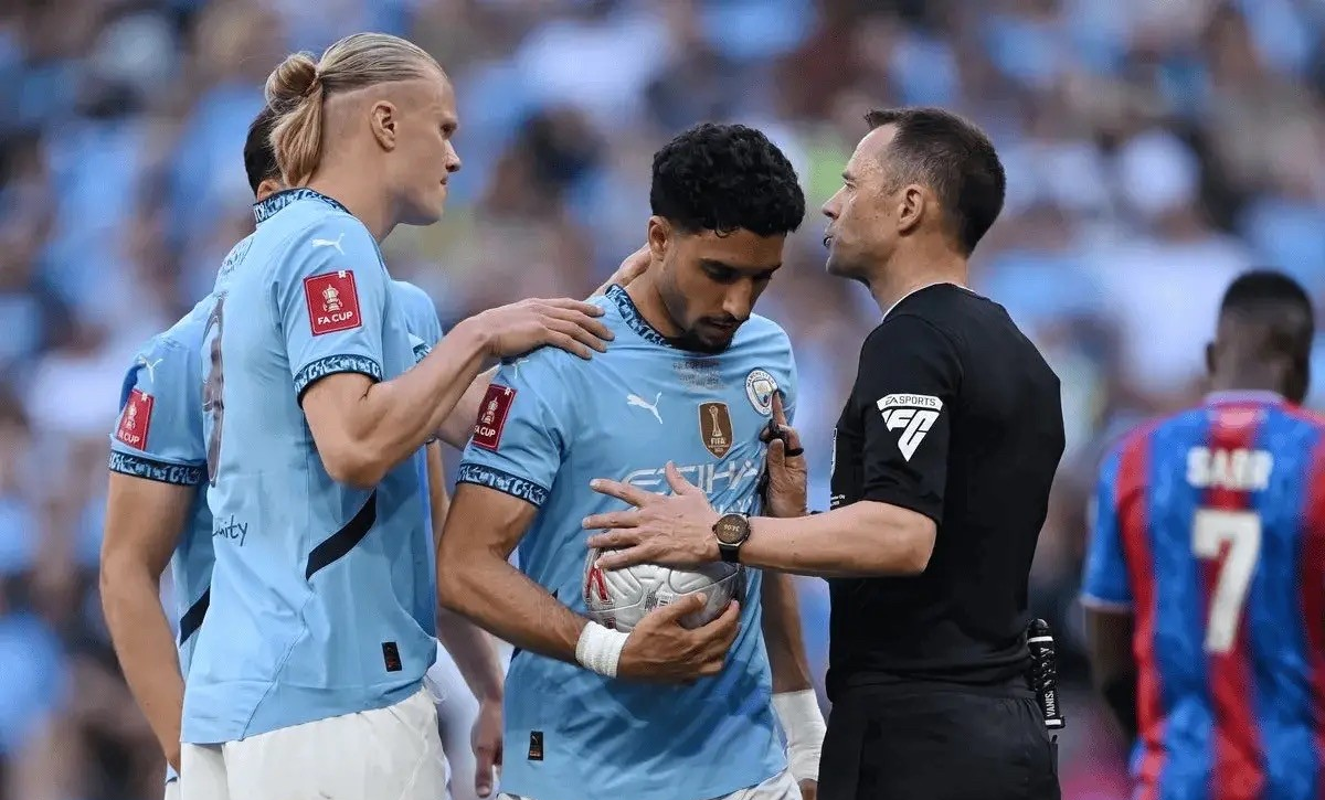 包含赛后法兰克福再遭质疑——英超节点到来，更衣室稳定，球队文化再被提及的词条