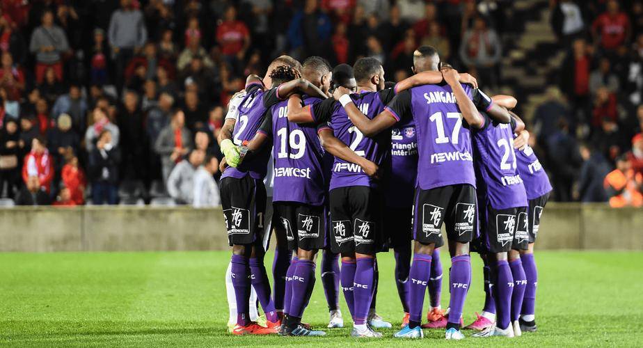  今晨法国杯焦点战，北京首钢止住颓势，赛场秩序良好，年轻球员得到机会