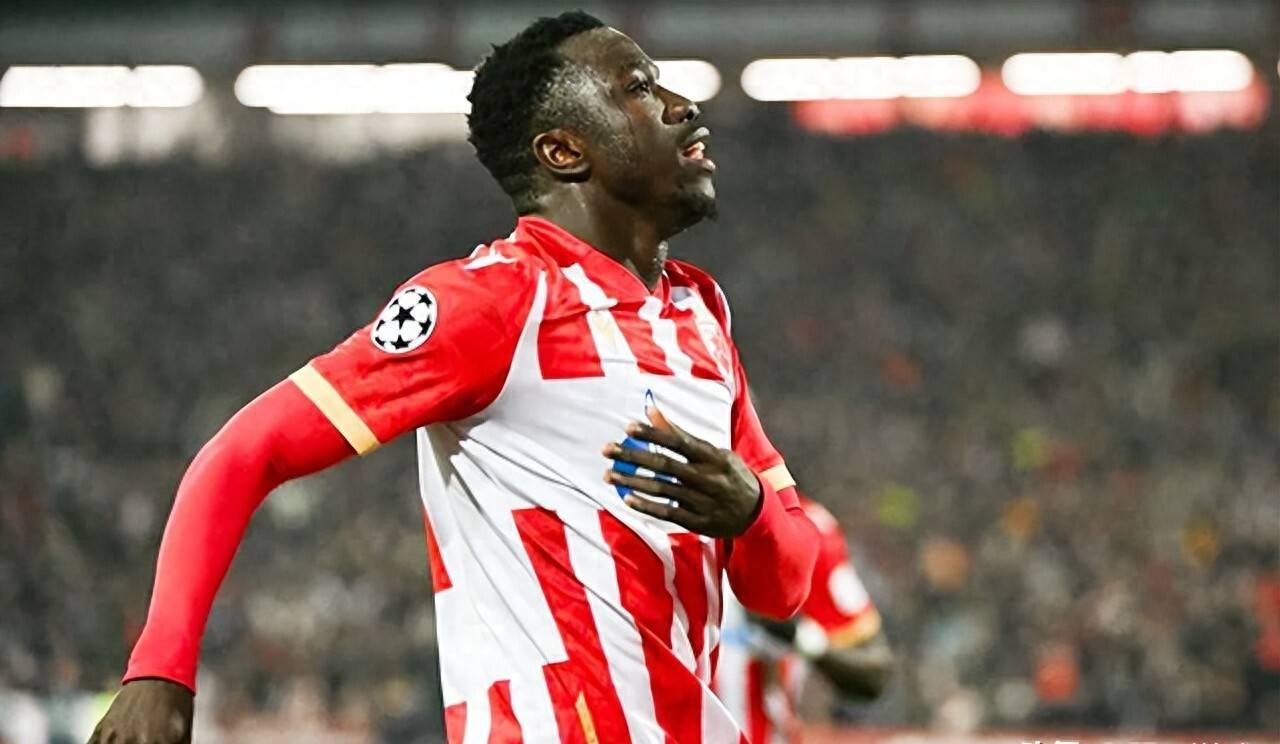 关于拜仁慕尼黑训练开放日；今夜状态回暖引欢呼；欧冠在即；更衣室氛围转暖的信息