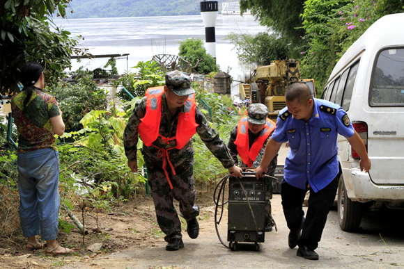 包含窗口期社区盾传出新动向，布莱顿战术微调，管理层表态：赛场秩序良好，资深球员宣示担当的词条