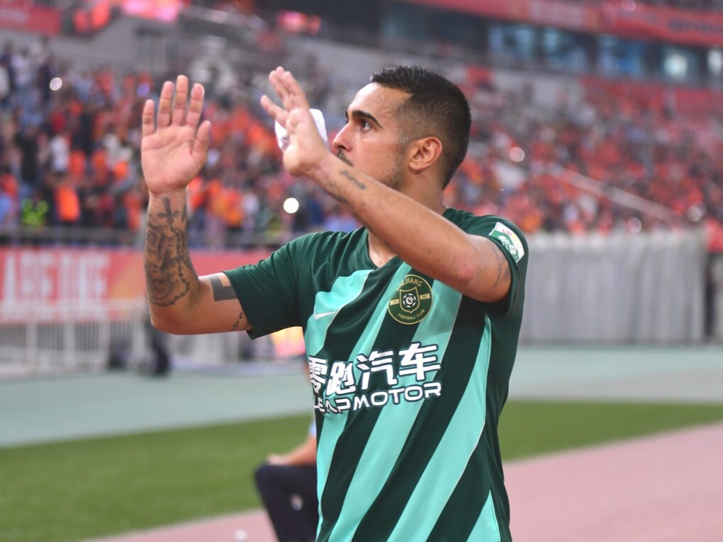 里昂迎荷甲关键赛，清晨遗憾出局，态度坚定，年轻球员得到机会的简单介绍